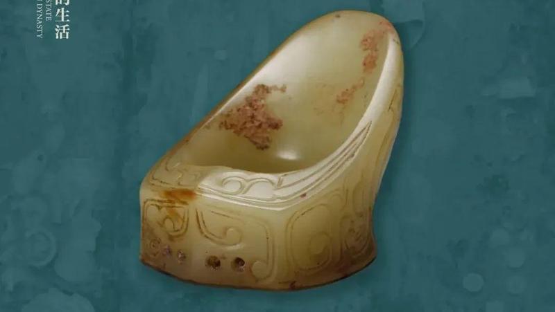 龙纹玉韘（shè）西周1990年出土于虢国墓地M2009虢仲墓三门峡市虢国博物馆藏青玉。玉质温润细腻，鼻部饰龙纹，龙角后卷，臣字目；背面饰勾云纹。韘，本是射箭时戴在拇指上钩弦的玉器。商周时期具有实用性，到后来演变为装饰品韘形佩。