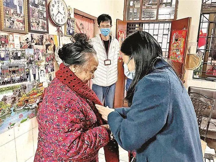 手织围巾暖人心！新安街道甲岸社区启动2022年“党建微十事”项目