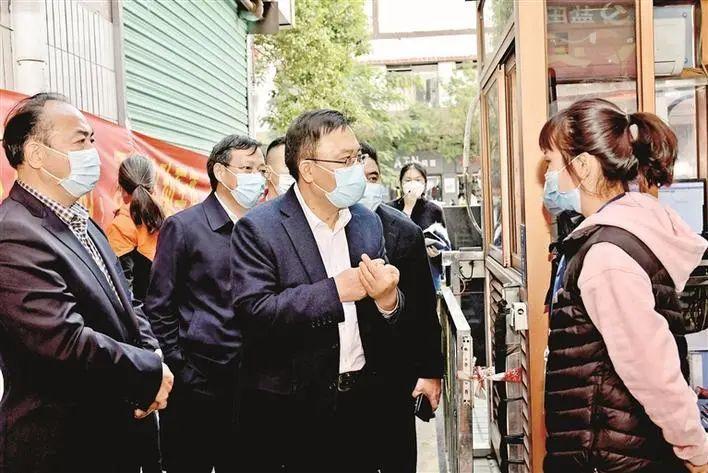 王守睿到西乡街道检查疫情防控工作，深入居民小区了解核酸采样情况