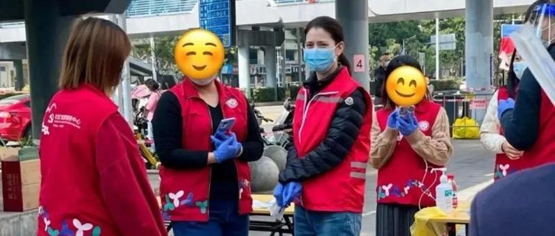 热搜第一！在深圳排队做核酸检测，义工可能是袁咏仪？