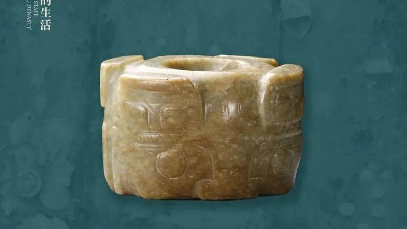 兽面纹玉杖首商1990年出土于虢国墓地M2009虢仲墓三门峡市虢国博物馆藏青玉，玉质较细。整体似琮形，正背两面纹样相同，均饰一兽面纹。此件玉器安插在国君手持权杖顶部，起到装饰作用，因年代久远，木质的权杖已腐朽不存，仅留下玉杖首。