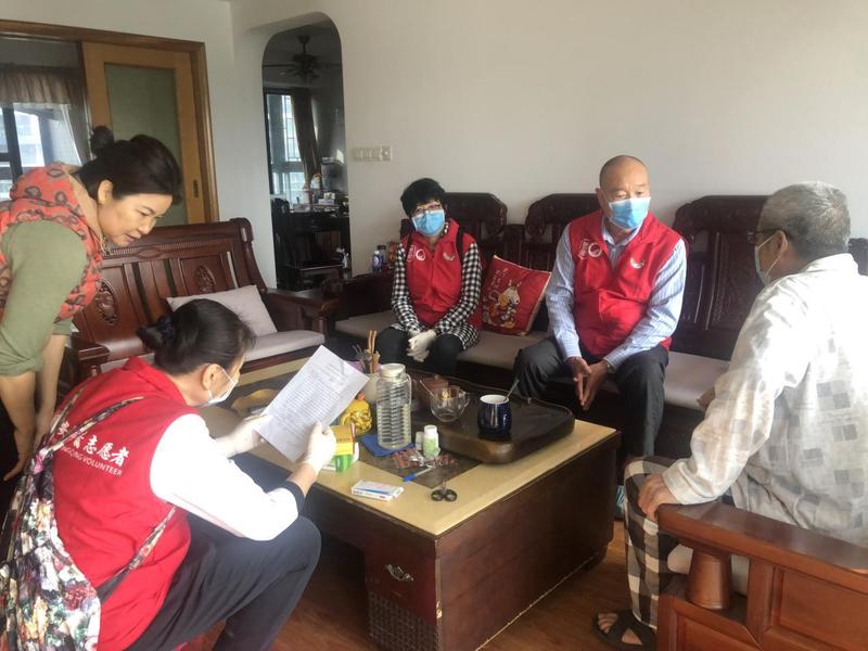 用心用情、精准服务！长青志愿服务队上门为离退休老同志送保健知识