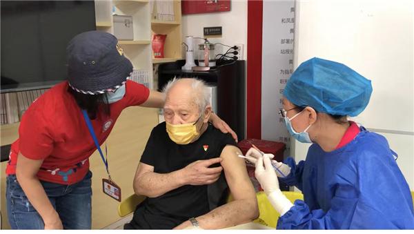 黄贝街道：90岁老党员作表率  主动佩戴党徽接种新冠疫苗