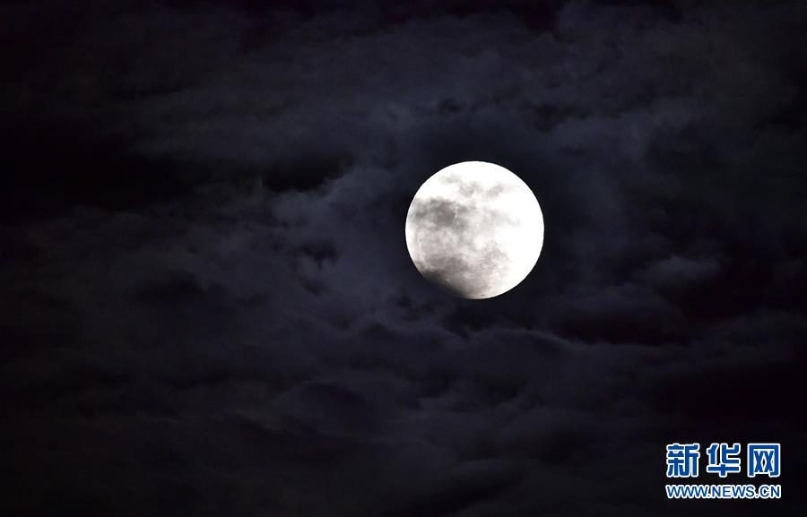 （社会）（4）天幕上演月全食美景 华夏共度“红月亮之夜”