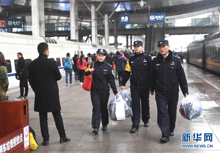 （关注春运）（3）三警之家：短聚又分别