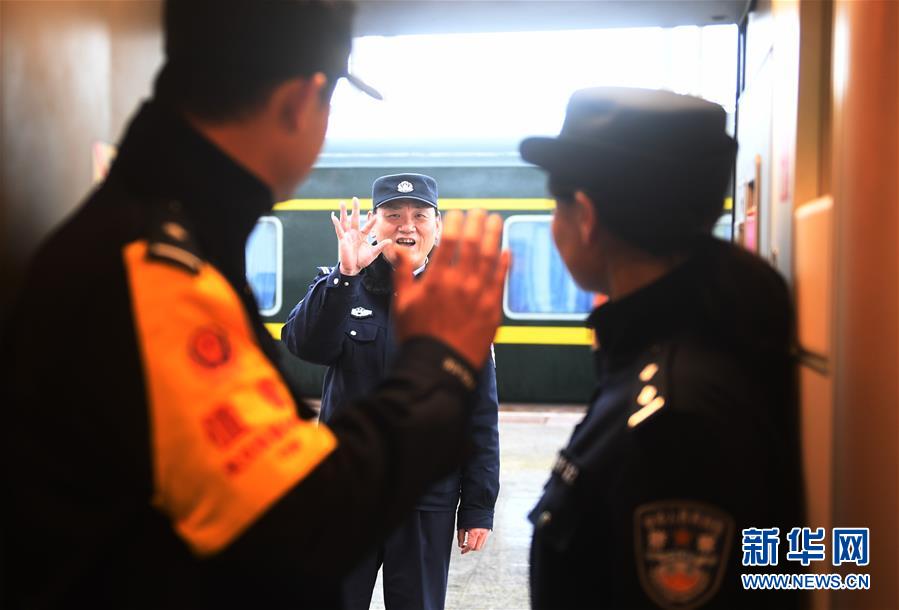 （关注春运）（4）三警之家：短聚又分别