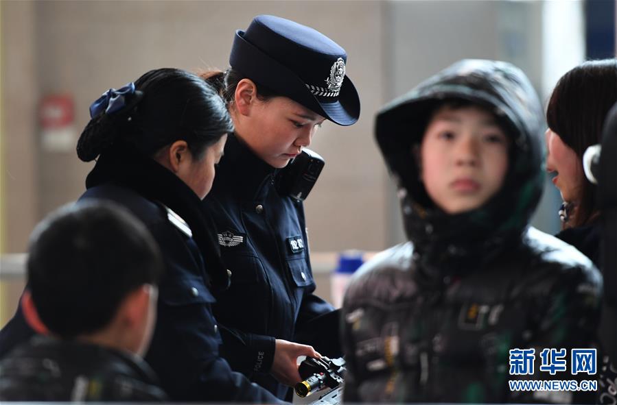 （关注春运）（6）三警之家：短聚又分别