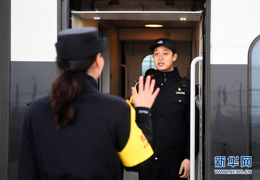 （关注春运）（7）三警之家：短聚又分别