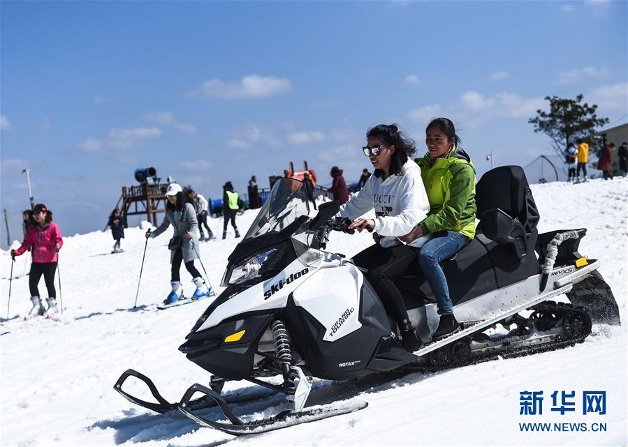 （社会）（3）雪上飞舞庆“三八”