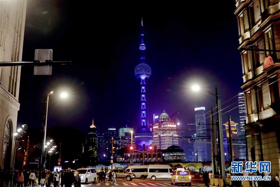 （社会）上海：东方明珠为“自闭症日”点亮蓝灯