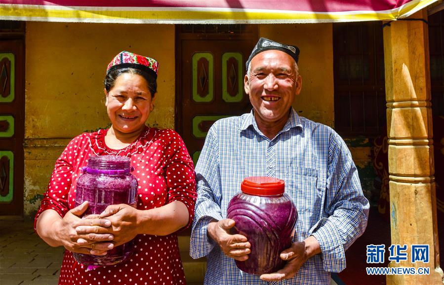 （图片故事）（1）和田农民：从挖玉人到采花人