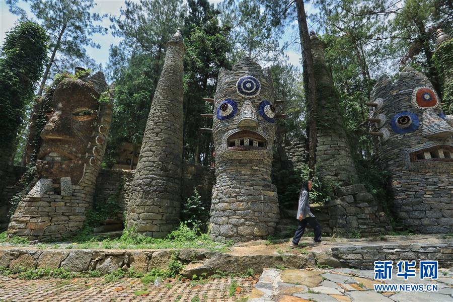 （文化）（5）79岁老人打造“魔幻城堡”