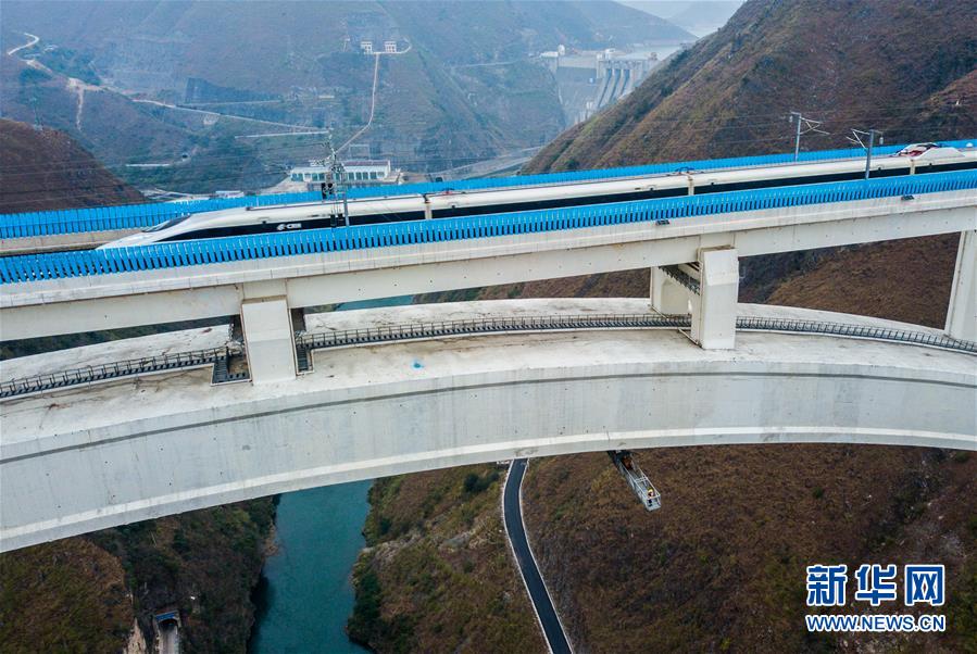 （关注春运）（8）高铁大桥的“蜘蛛侠”