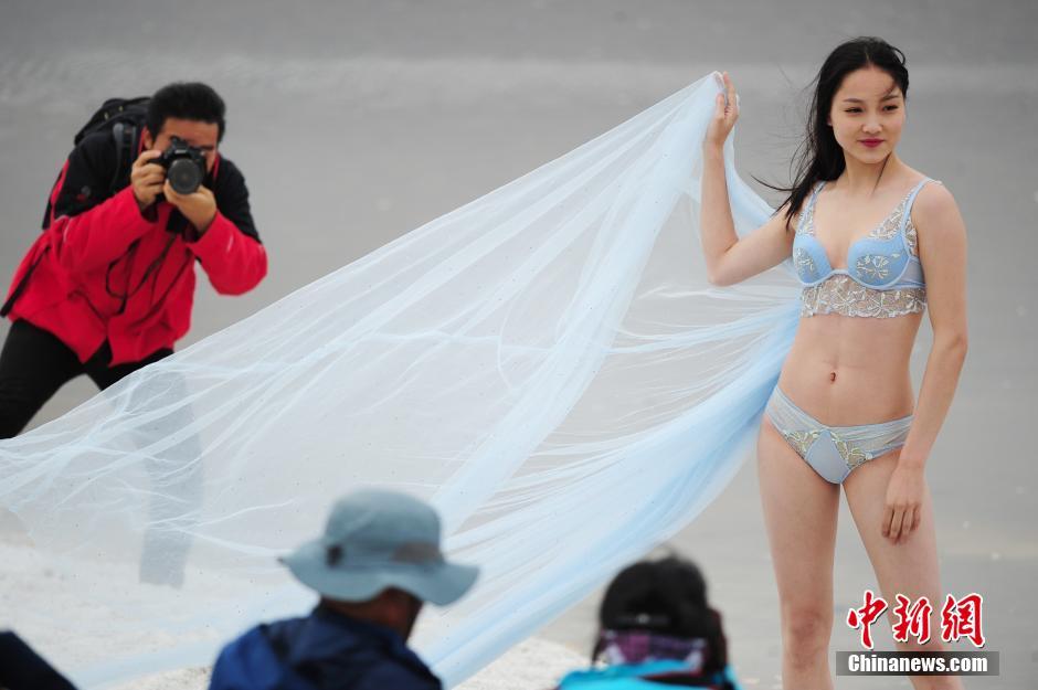 内衣超模青海茶卡盐湖拍大片 美丽“冻人”