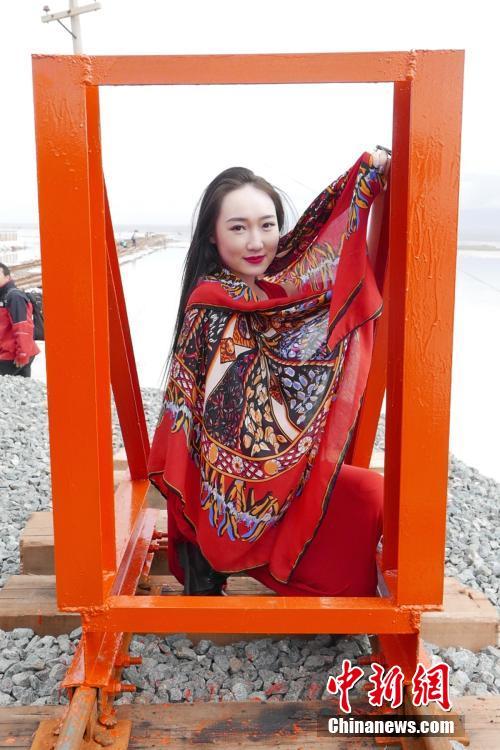 内衣超模青海茶卡盐湖拍大片 美丽“冻人”