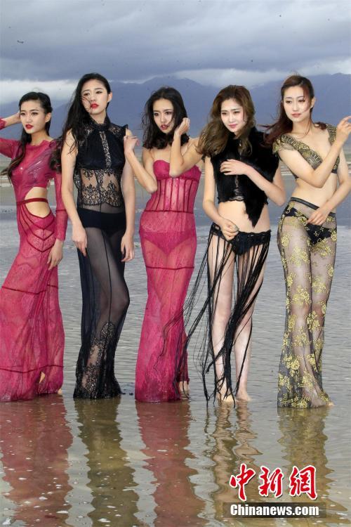 内衣超模青海茶卡盐湖拍大片 美丽“冻人”