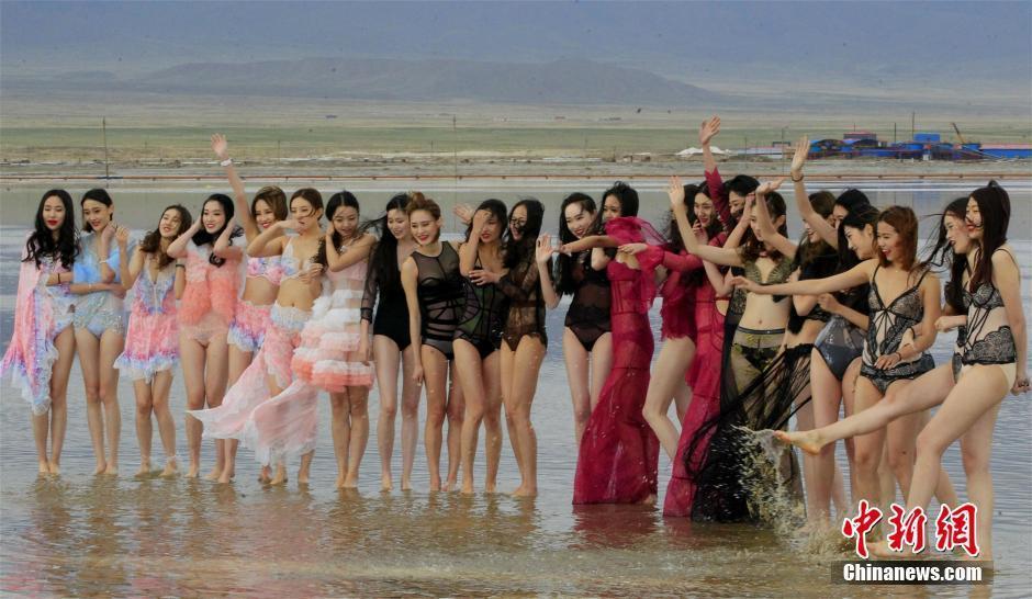 内衣超模青海茶卡盐湖拍大片 美丽“冻人”