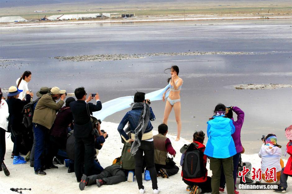 内衣超模青海茶卡盐湖拍大片 美丽“冻人”