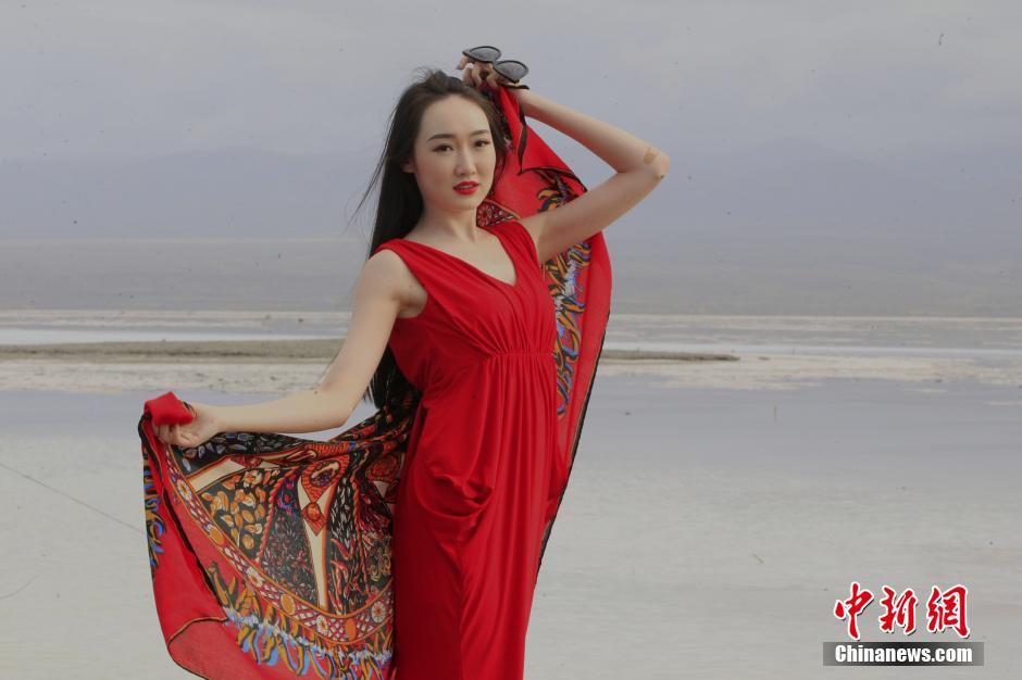 内衣超模青海茶卡盐湖拍大片 美丽“冻人”