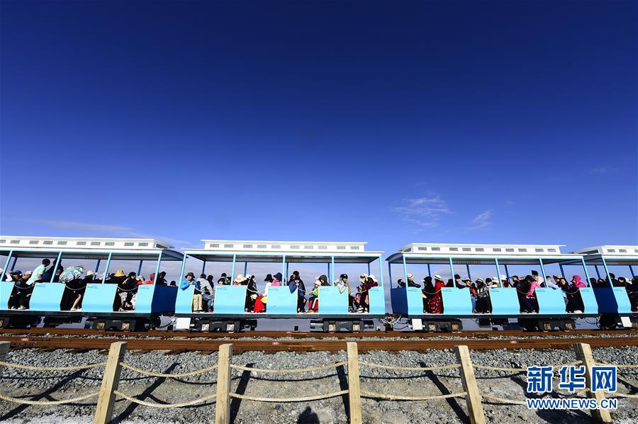 （社会）（4）“天空之镜”——茶卡盐湖