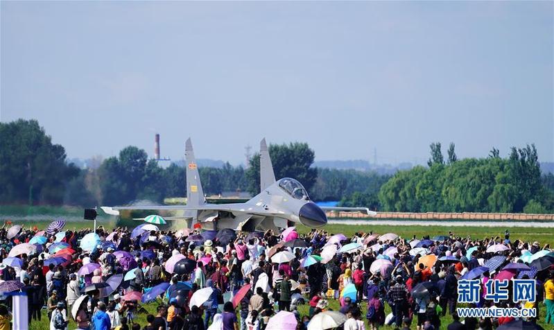 （图文互动）（4）“最帅开学典礼”激发强军热情——空军航空大学开学典礼暨空军航空开放活动现场见闻