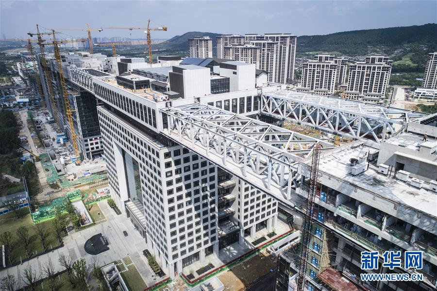 （经济）（3）武汉大跨度“回”字型空中连廊合龙