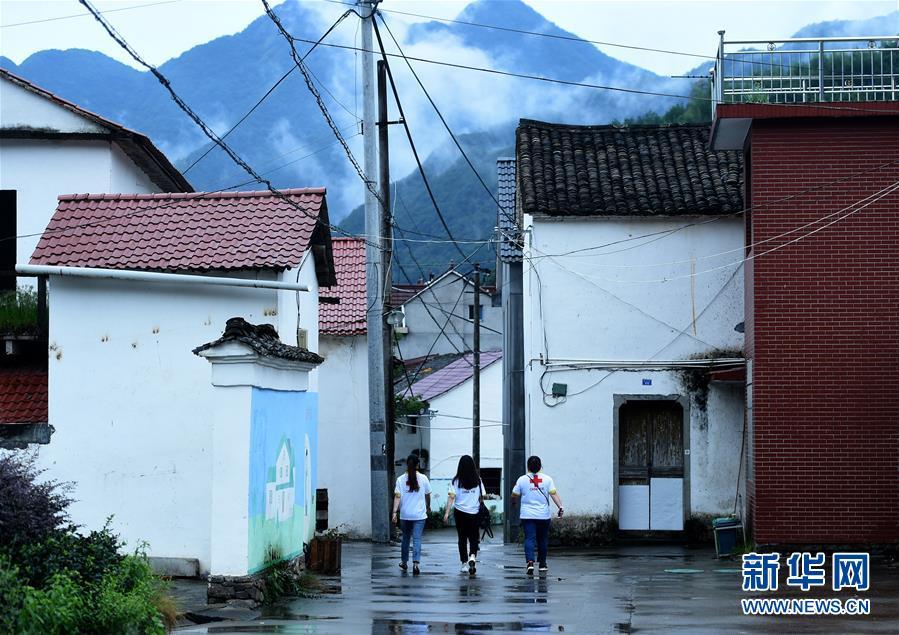 （图片故事）（1）老师戚伯芳：留守儿童的“守护者”