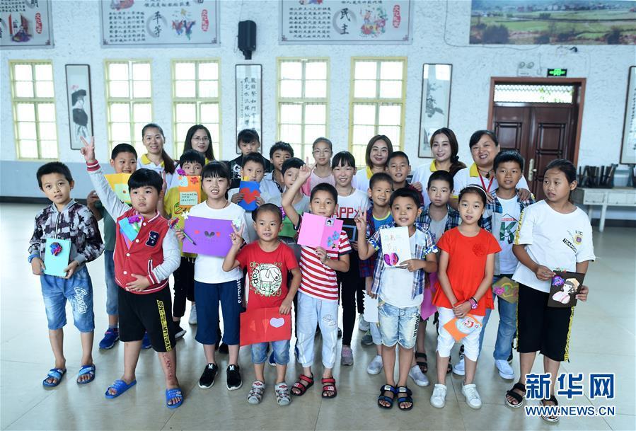 （图片故事）（3）老师戚伯芳：留守儿童的“守护者”