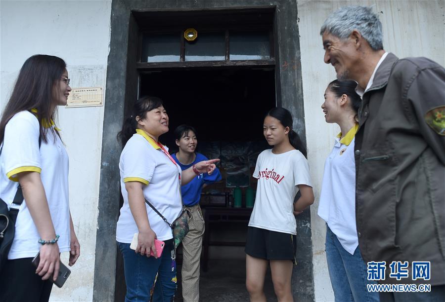 （图片故事）（2）老师戚伯芳：留守儿童的“守护者”