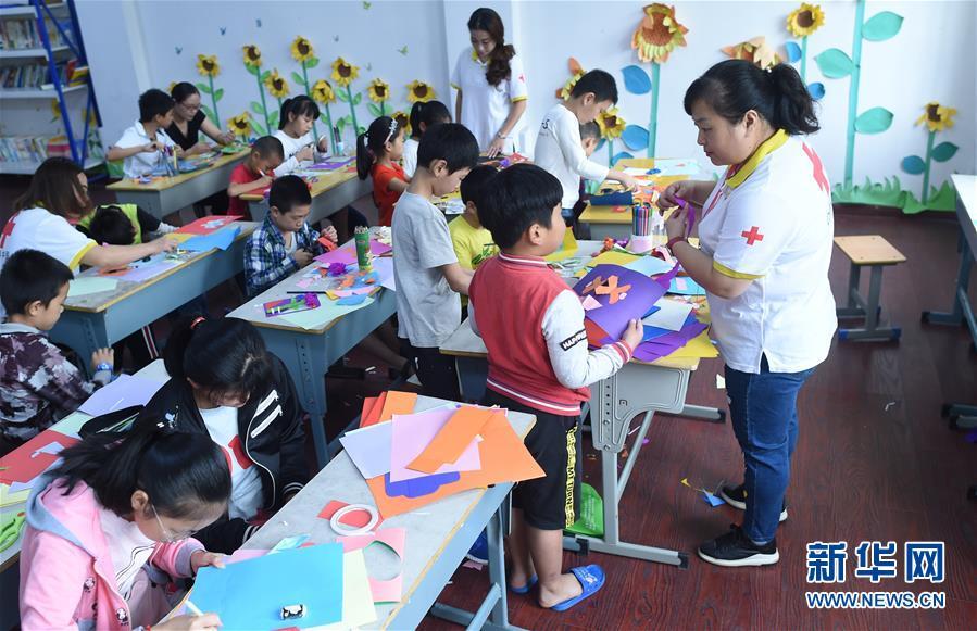 （图片故事）（4）老师戚伯芳：留守儿童的“守护者”