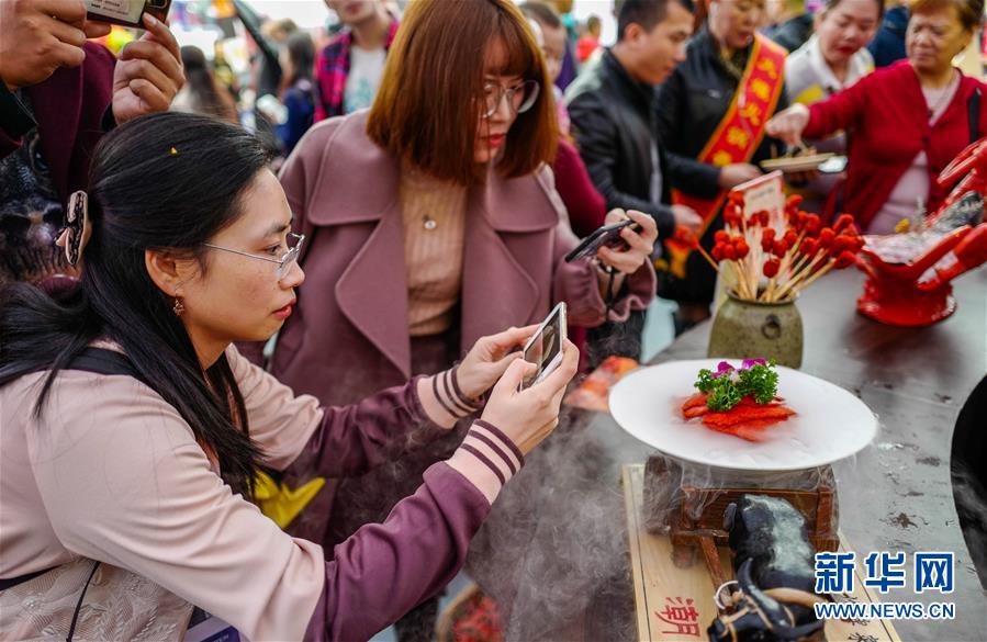 中国（重庆）火锅美食文化节开幕 万人齐品麻辣味道(图4)