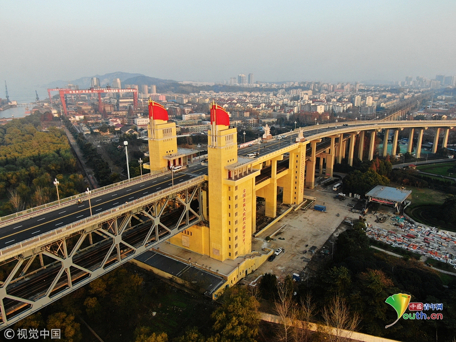 南京长江大桥“市民开放日”首日 市民涌入赏“整容”后大桥
