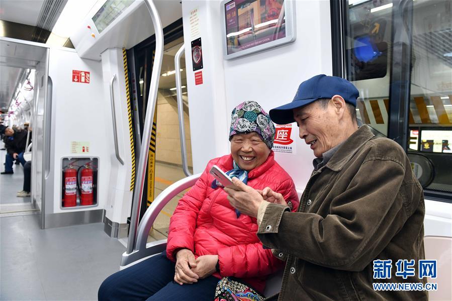 山东济南：首条地铁开始商业运营