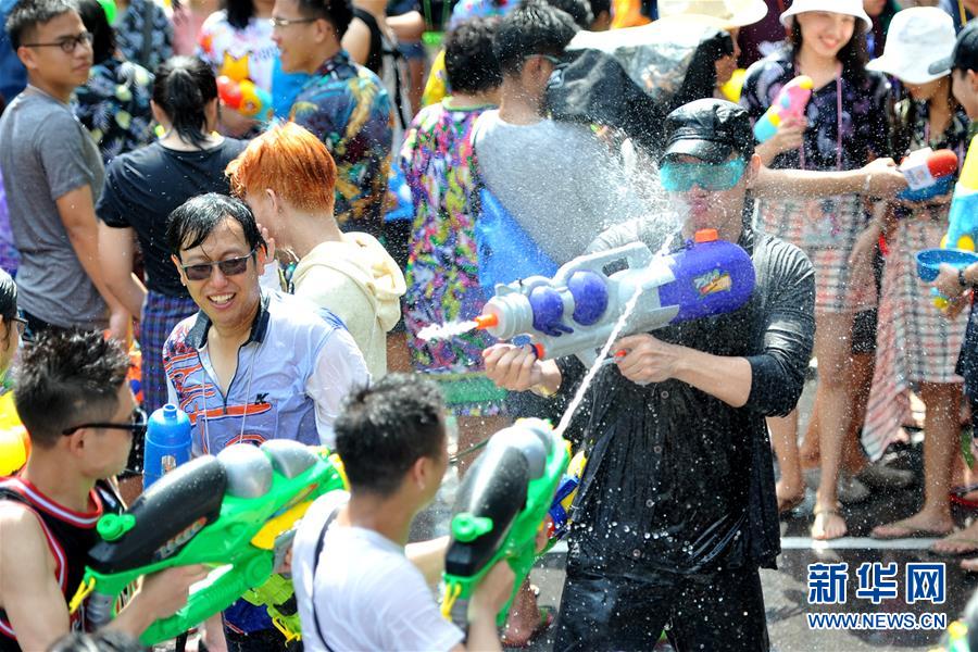 （国际）（6）泰国民众泼水庆祝宋干节