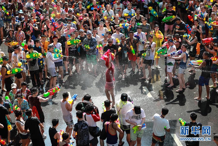 （国际）（4）泰国民众泼水庆祝宋干节
