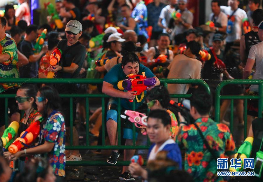 （国际）（2）泰国民众泼水庆祝宋干节