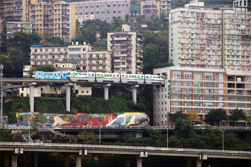 隔江打望重庆 “轻轨穿楼”震撼景象