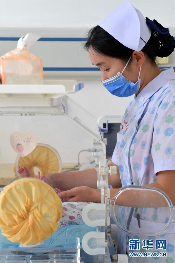 （图片故事）（2）新生儿监护室里的“代理妈妈”