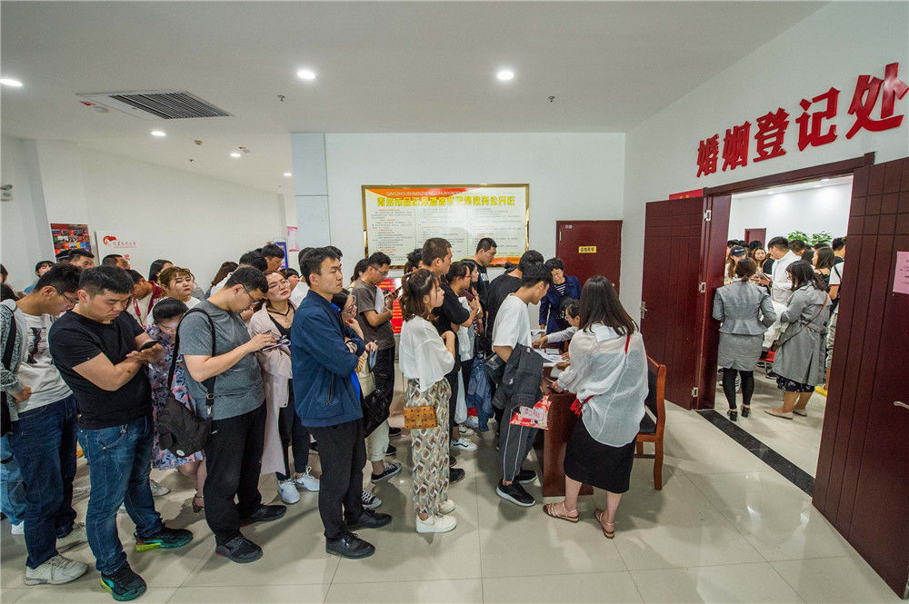 520表白日 各地情侣扎堆领证结婚