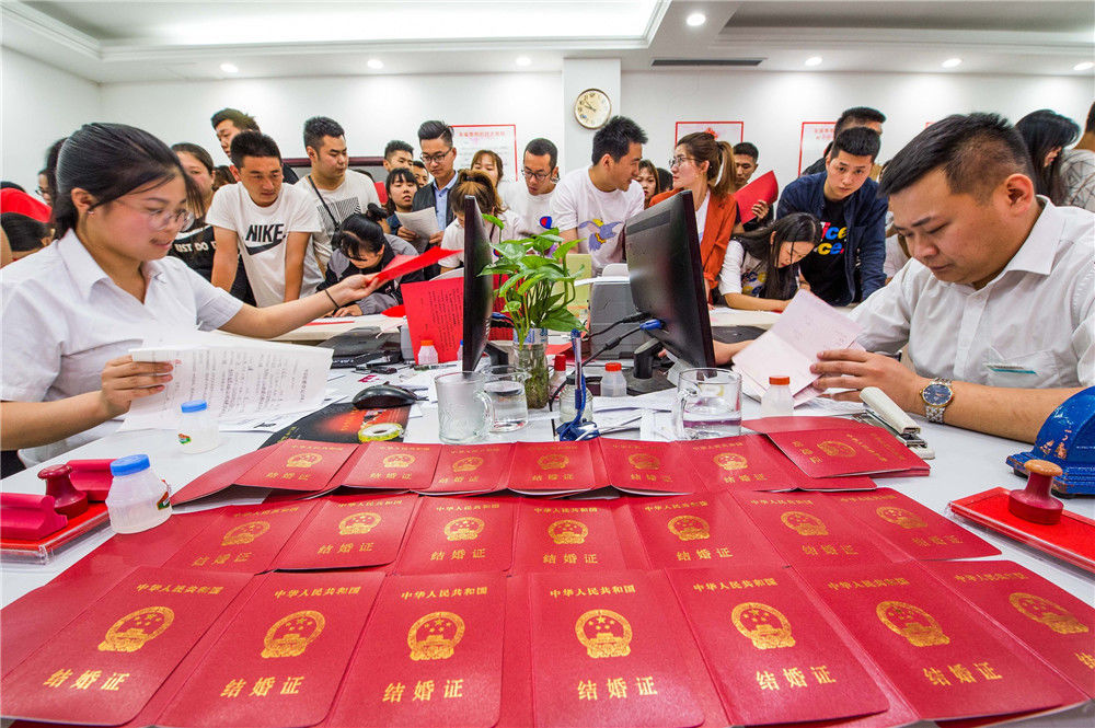 520表白日 各地情侣扎堆领证结婚