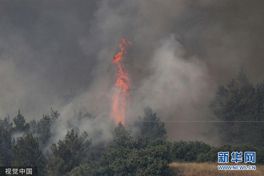 以色列迎来极端炎热天气 森林爆发山火浓烟滚