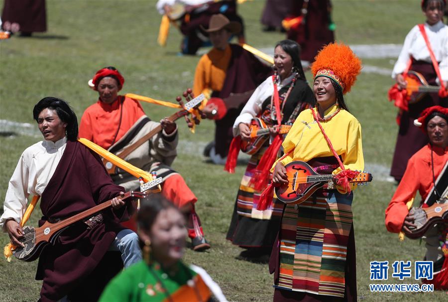 （社会）（8）来四川理塘赛马节看康巴汉子帅气飚马