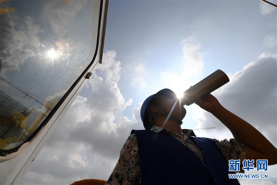 （社会）（3）高温下的塔吊司机
