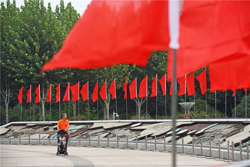 多地挂国旗迎国庆有一种表白叫"我爱你中国"