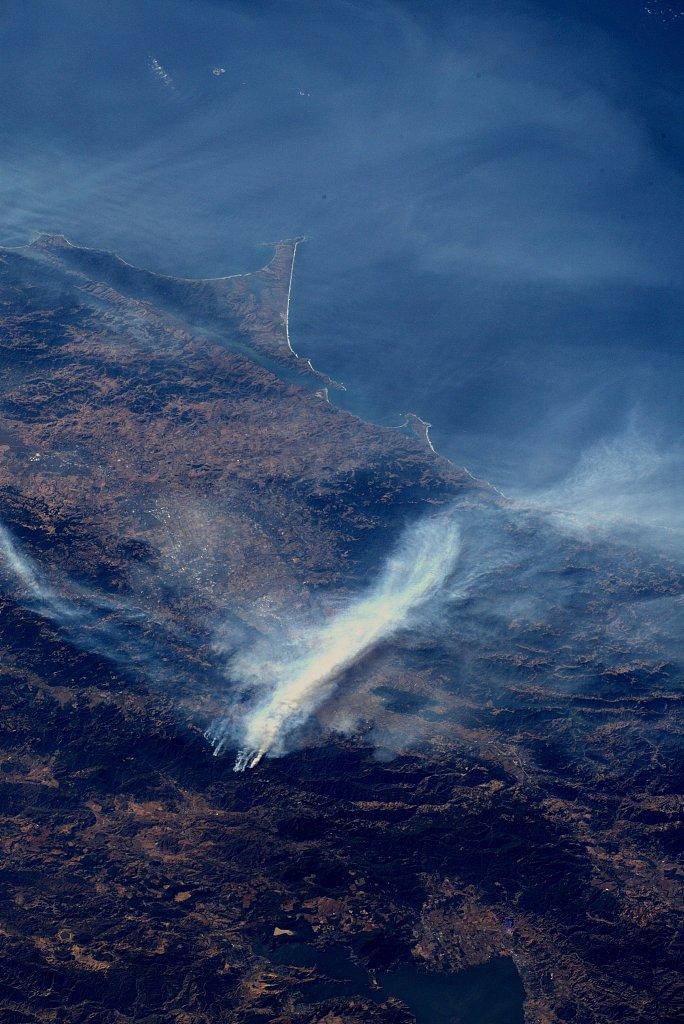 宇航员在国际空间站拍摄加州野火照片