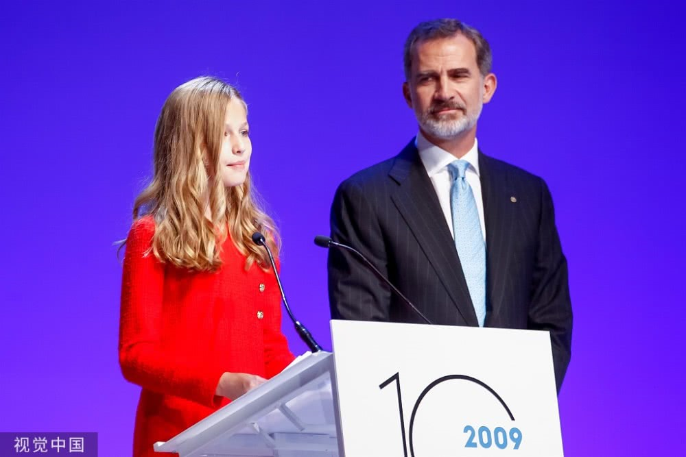 14岁西班牙女王储颁奖礼上演讲,气质优雅继承