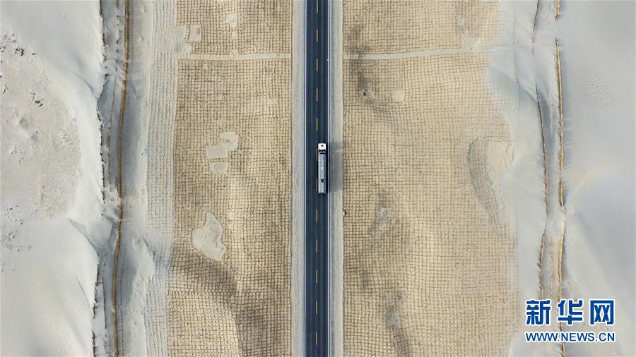 (壮阔东方潮奋进新时代——庆祝改革开放40年)(4)公路在“死亡之海”里延伸