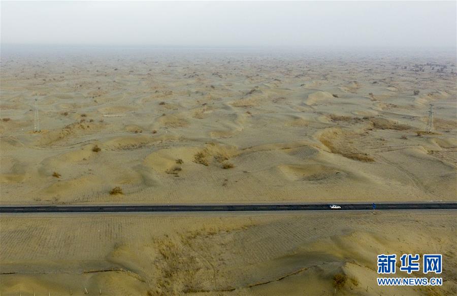 (壮阔东方潮奋进新时代——庆祝改革开放40年)(6)公路在“死亡之海”里延伸