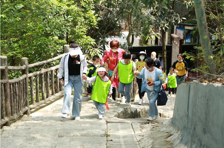 亲子团携手重走“东纵北撤”登船路