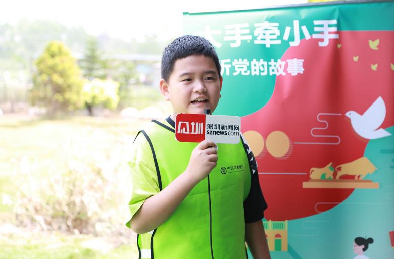 孩子们接受媒体采访 分享活动收获